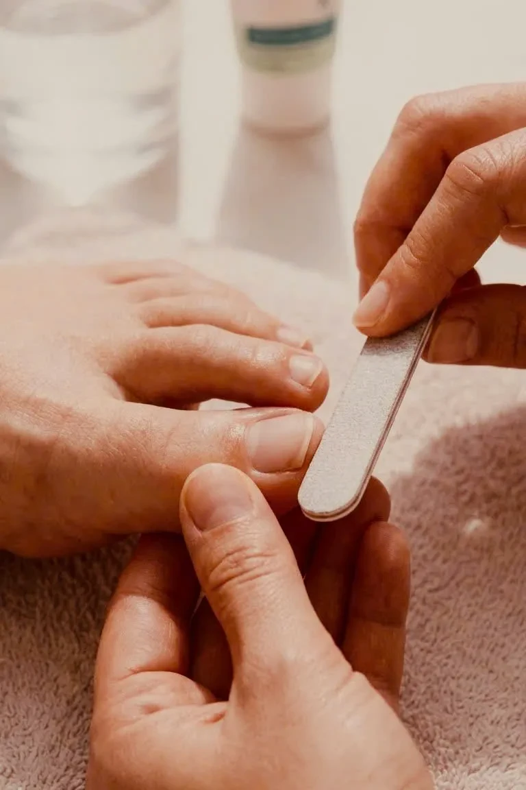 Klassische Maniküre und Pediküre