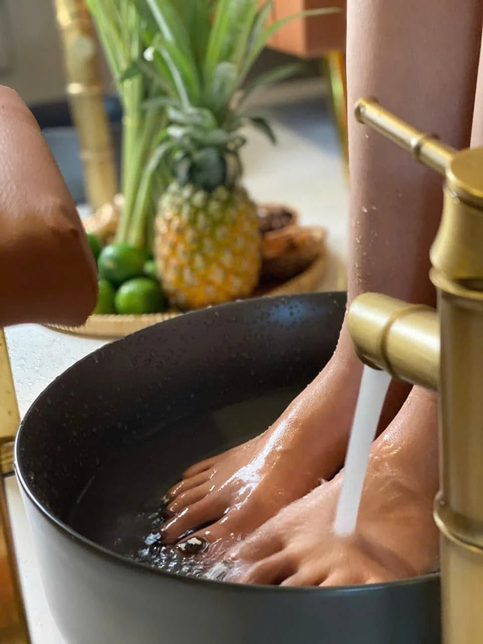 Entspannendes Kräuterfußbad